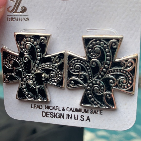 New Clip On Designer Like Earrings - Picture 3 of 4